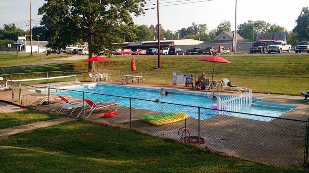 Early American Motel Aurora Εξωτερικό φωτογραφία